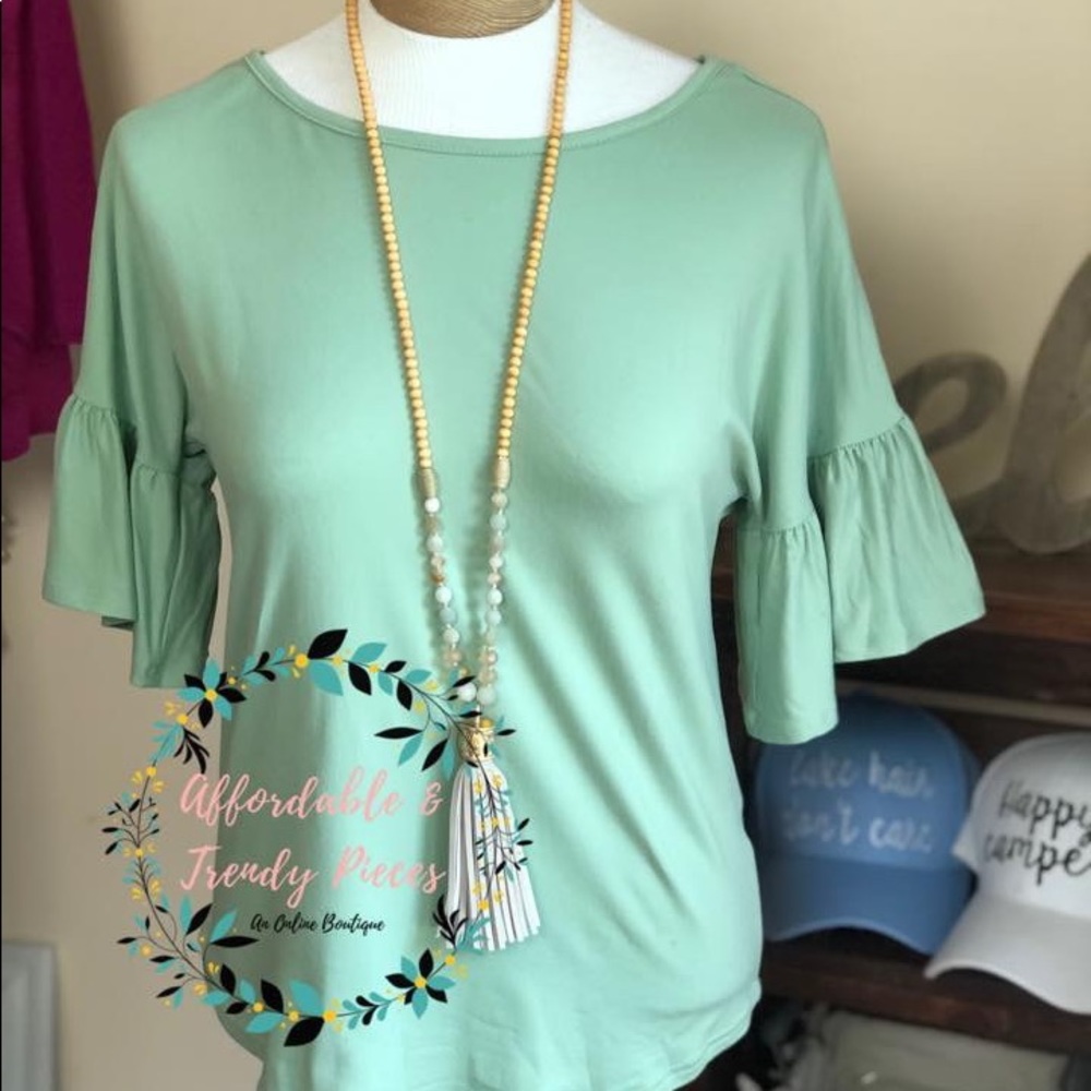 ✨ Butter soft avocado green top / flounce sleeves✨